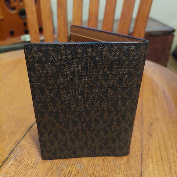 NWOT Michael Kors Jet Set Passport/wallet - Picture 2 of 13